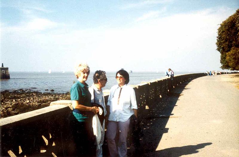 AR90_01_rio_plata_a.jpg - Friends at the Rio de la Plata