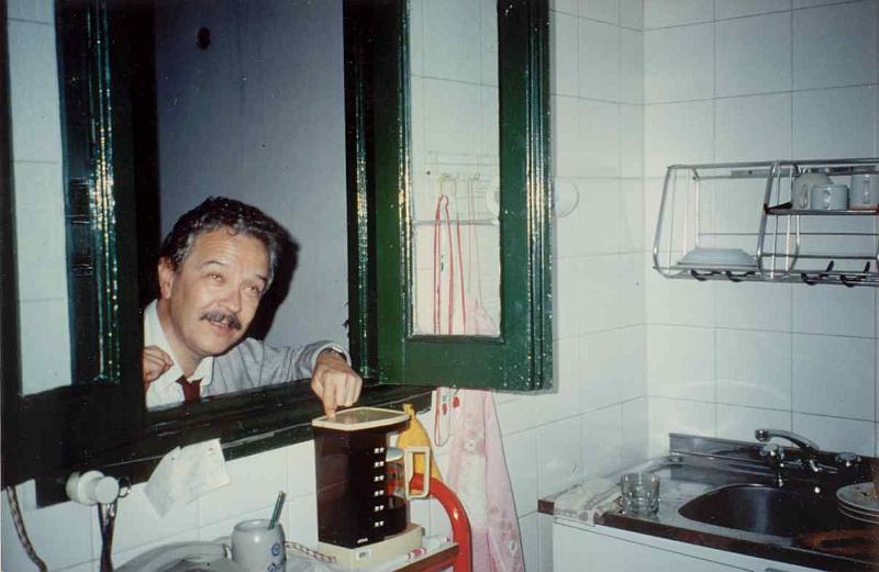AR90_05_roberto_kitchen_a.jpg - After the party...