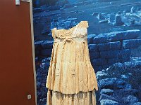 Lovely statue of a young girl who lost her head.  gr17 092013121 k