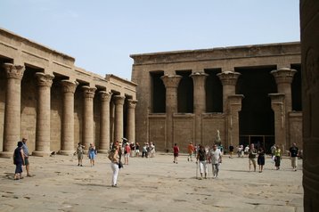 La cour du temple d'Edfou
