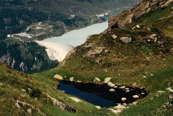 br93_breiterspitz_08.jpg - Looking back down towards the dam we walked along to get up here.