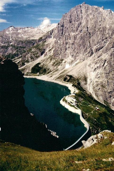 br93_sudschafgfl_02x.jpg - The Seekopf (2698m) looms over the Lünersee.