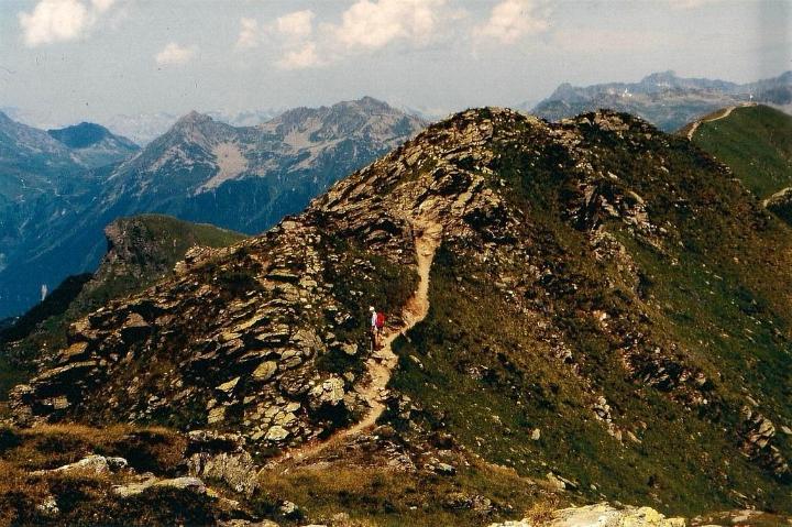 br93_versettla_03.jpg - Much of the path was along a ridge.