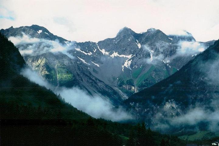 br95_3peaks_1.jpg - The ever-changing Austrian weather.
