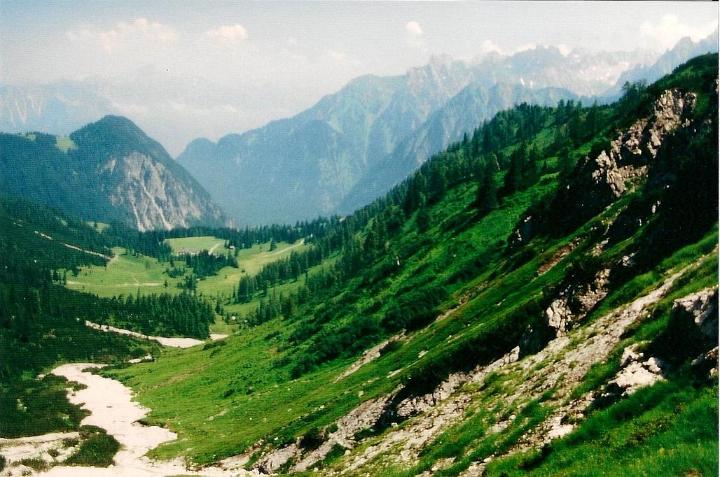 br95_bettlerweg_01.jpg - We took the chairlift to Niggenkopf and then walked up the Bettlerweg through the beautiful Lorenzital.