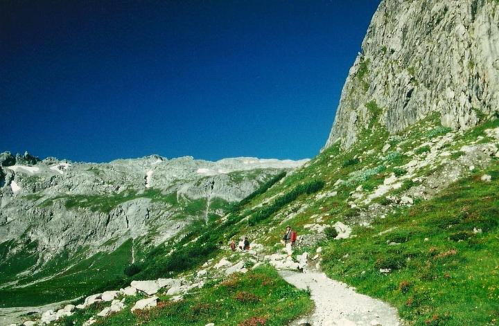 br95_gemslueke_02.jpg - Path (very) up to the Totalp-Hütte.