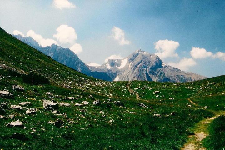 br95_saulajoch_12.jpg - Over the Saulajoch -- view towards Scesaplana.