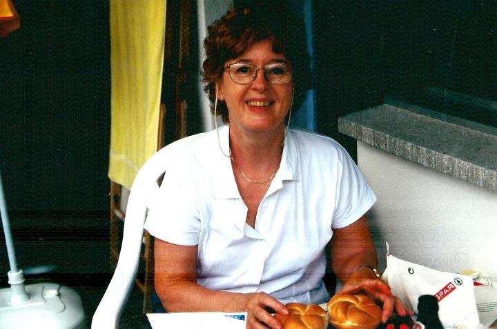 br95_siv_lumch_1a.jpg - Good sandwiches on the balcony.