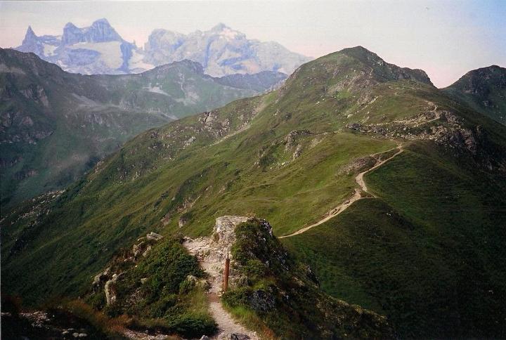 br96_geissspitze_01_b.jpg - The Golmer-Höheweg runs along a ridge from the top of the Golmerbahn (lift) towards the Drei Türme.