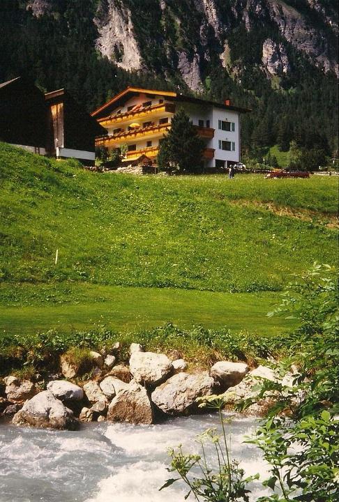br96_haus_kellaegg.jpg - Above  the Alvier-Bach