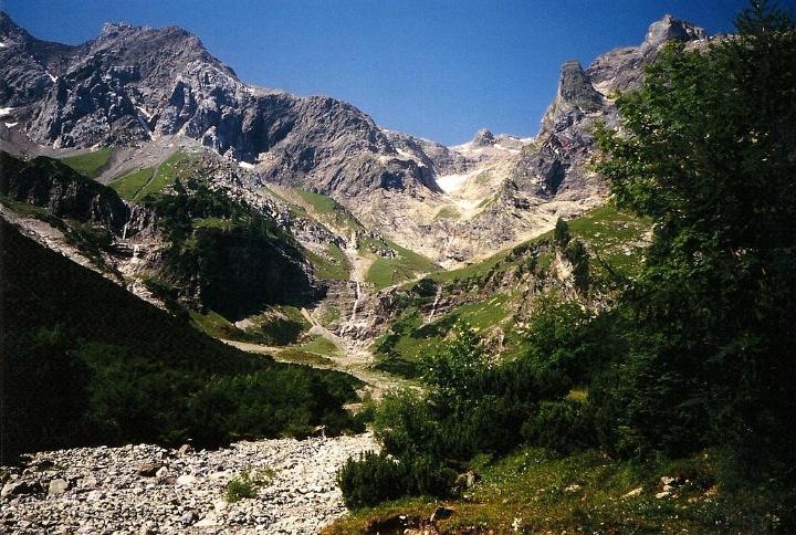 br96_obersonlag_1.jpg - The geological circus at the end of the Brandnertal is the starting point to walk up to the Obere-Sonnenlagant Alp.