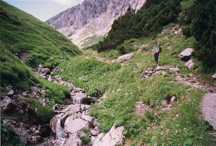 br99_amatschon_02.jpg - The Palüdweg runs alongside a brook.