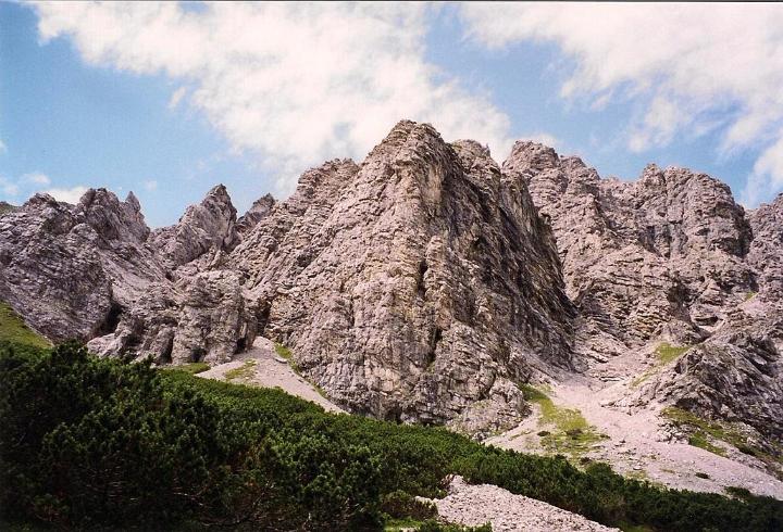 br99_amatschon_06.jpg - Crags above the Bettlerweg.
