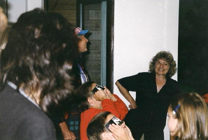 br99_eclipse_1.jpg - Everybody came out to see the Sonnenfinsternis on 11 August 1999.