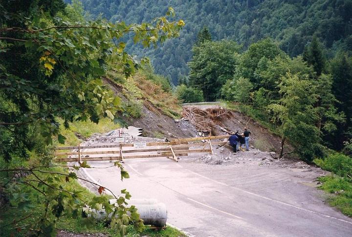br99_road_out_2.jpg - The roqd up had been washed out by storms, so we had to drive up on an old, one-lane road.