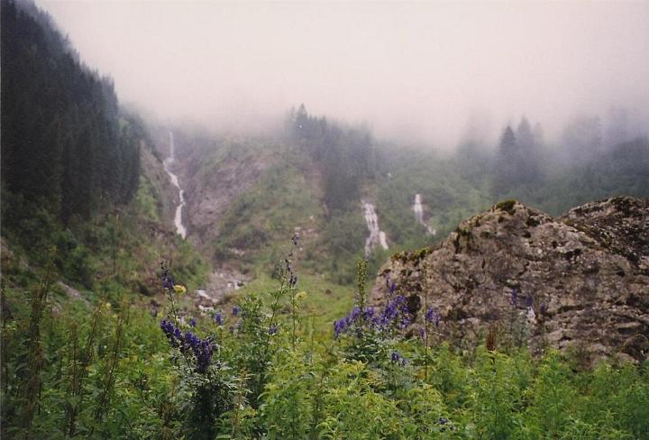 br99_sarotla03.jpg - Waterfalls at the plateau just before the final climb, which we didn't make this year.