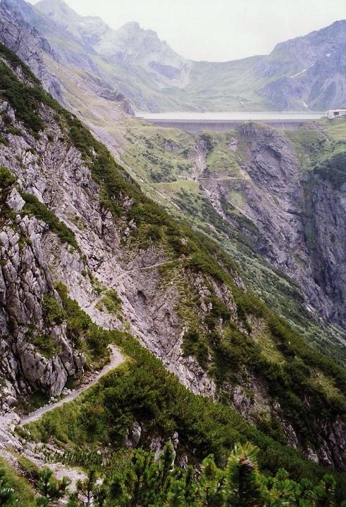 br99_saulajoch_23.jpg - I said "clings"!