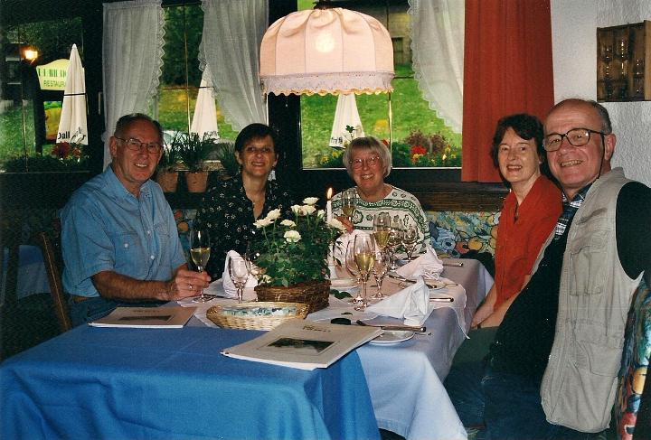 br00_brandnrhof.jpg - Friends at dinner at the Brandnerhof Restaurant.