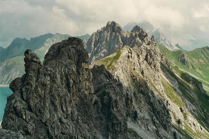 br00_gemsluke_16_a.jpg - This craggy wall, the Kanzelköpfe (2437m), forms the barrier between Austria, on the left, and Switzerland, on the right.