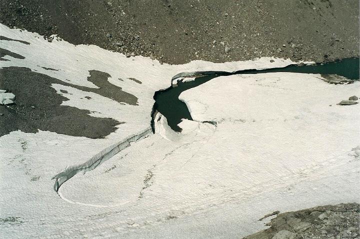 br00_gemsluke_24.jpg - The flowing water is melting the ice above it.