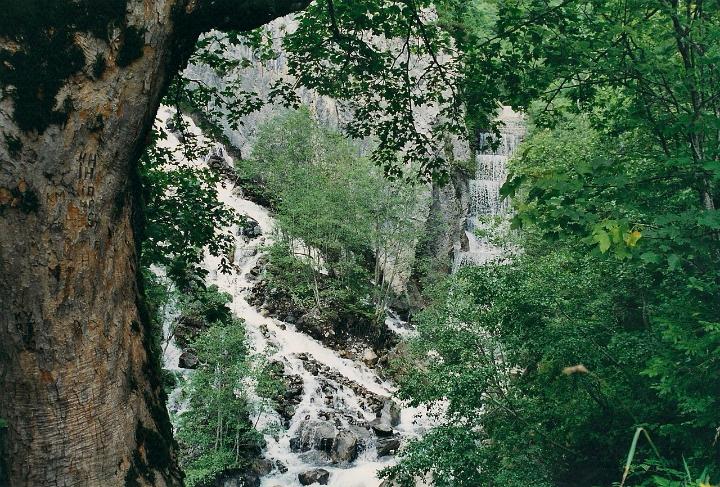br00_glinga_1.jpg - The path to the Glingawelle. Siince the gorge is a principal runoff for mountain water, it has been reinforced with concrete "steps".