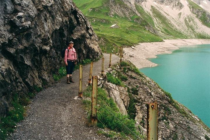 br00_lunersee_4.jpg - It sometimes gets washed almost away at this point.