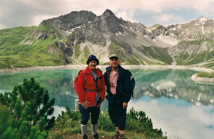 br00_lunersee_us_2.jpg - Tourists on the shore of the Lünersee.