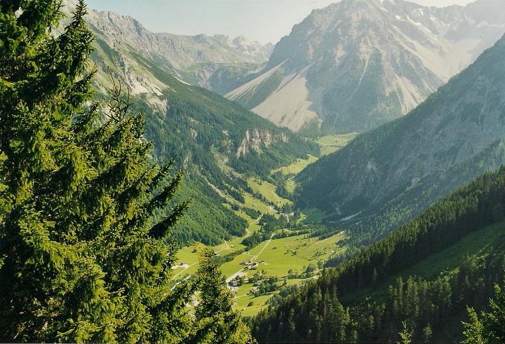 br00_niggen_lift.jpg - Viewed from the Niggenkopfbahn, chairlift to the mountains on the western side of the valley.