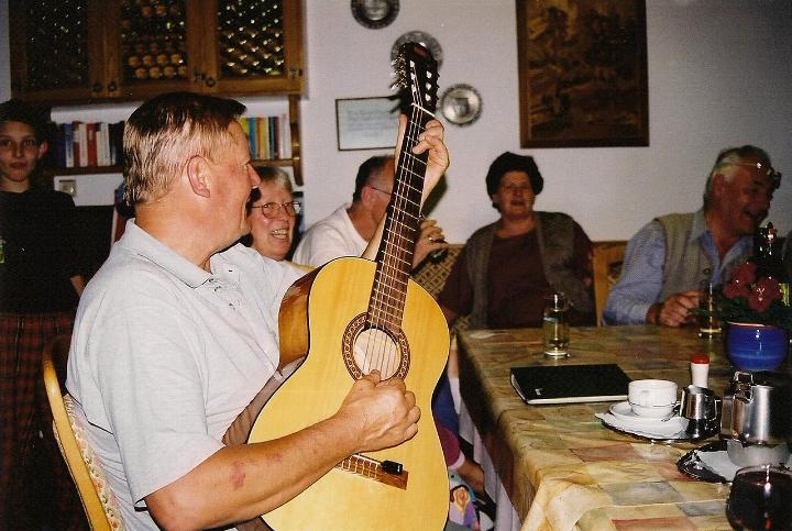 br00_oberoest_2.jpg - Fredl plays a great guitar.
