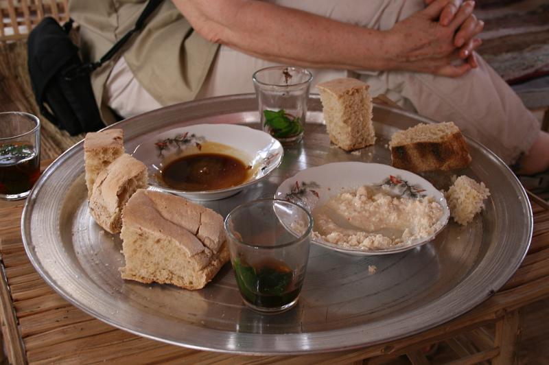 eg07_050209350_j.jpg - Tea, fresh bread, cheese and honey