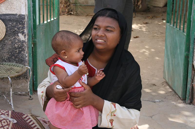 eg07_050210200_j.jpg - Nubian mother and child