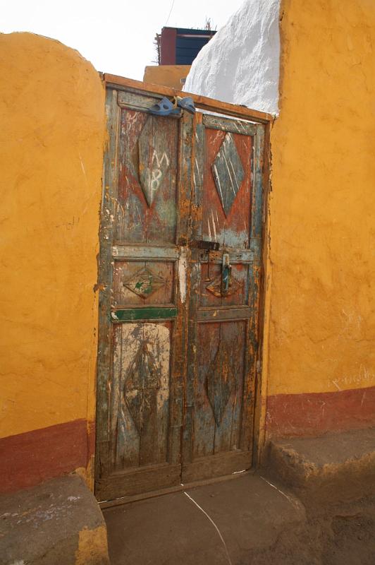 eg07_050210240_j_r.jpg - A very painted door