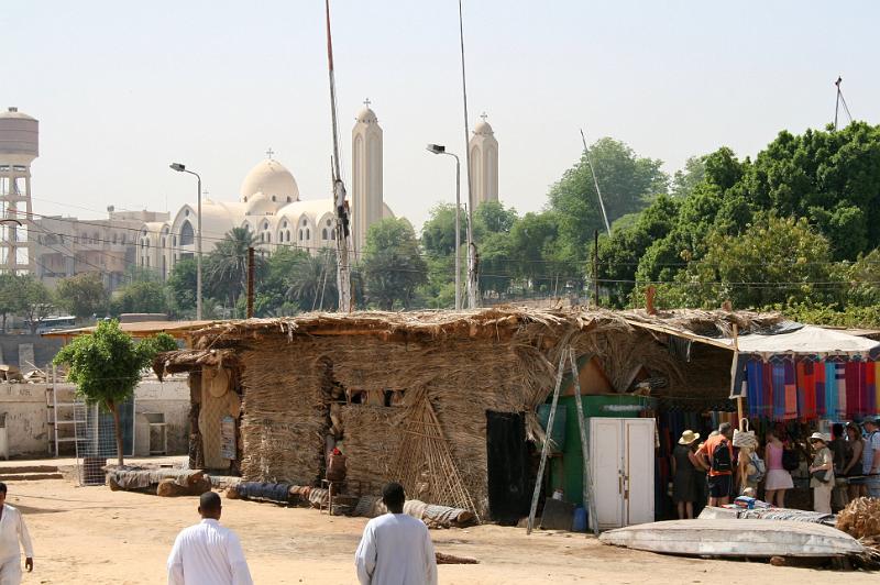 eg07_050210270_j_a.jpg - Weaver's house, with Coptic Cathedral of Aswan in the background