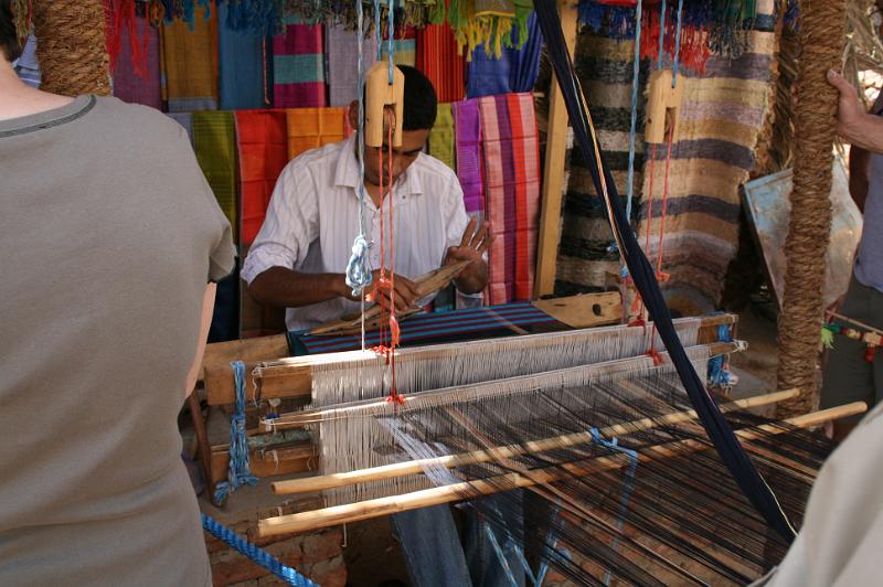 eg07_050210280_j.jpg - Weaving shawls