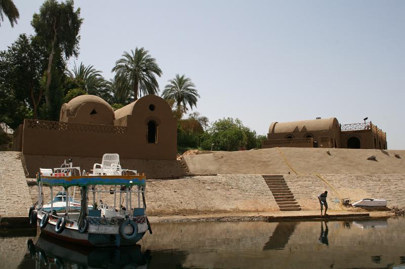 eg07_050211050_j.jpg - Perfectly smooth surface of the Nile
