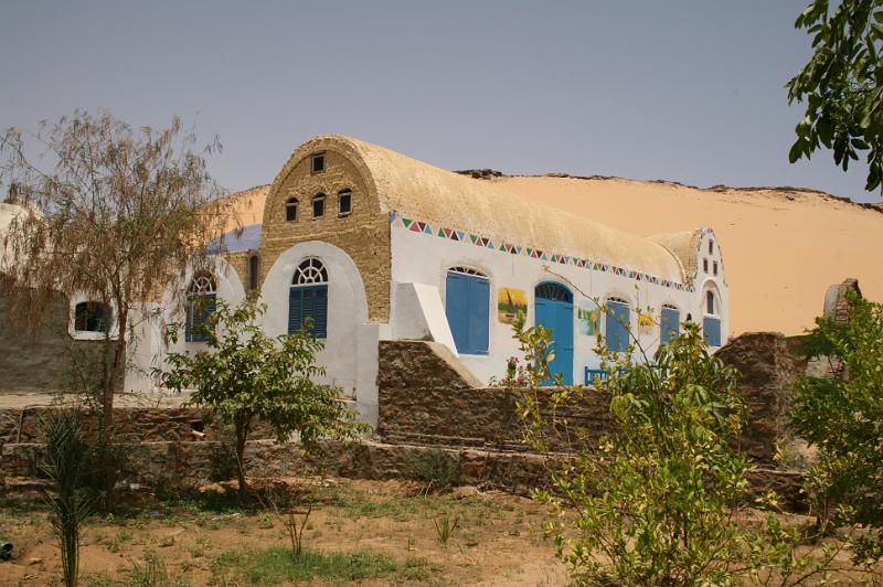 eg07_050212160_j.jpg - Colorfully painted building