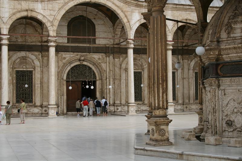eg07_042615101_j.jpg - Entrance to the mosque from the court