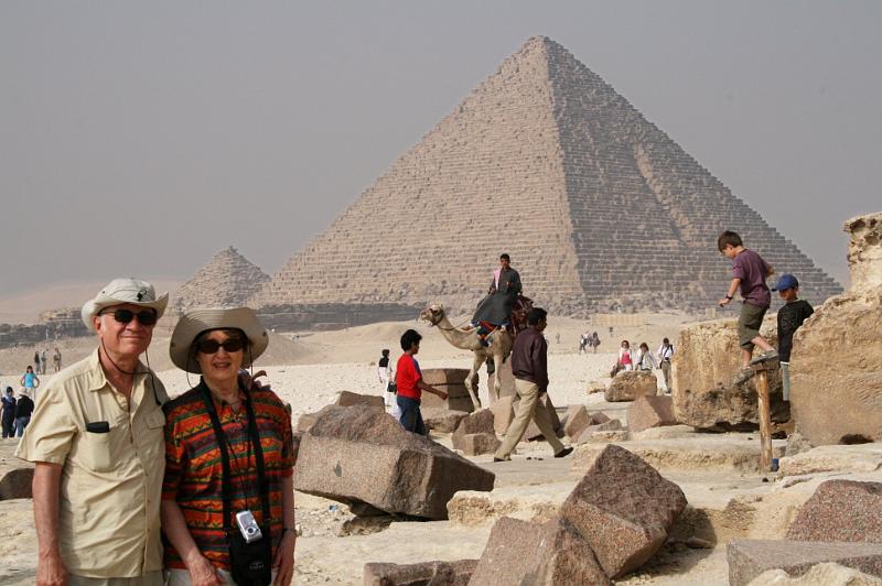 eg07_042709101_j_b.jpg - Tourists in front of the pyramid of Menkaure