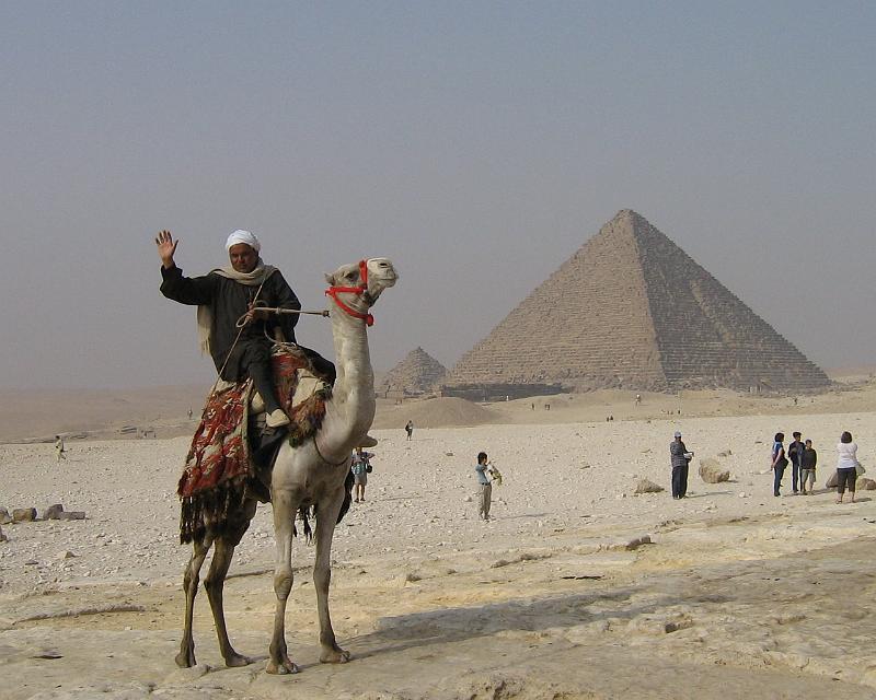 eg07_042709110_s_cr.jpg - Dromadary and native with the pyramid of Menkaure