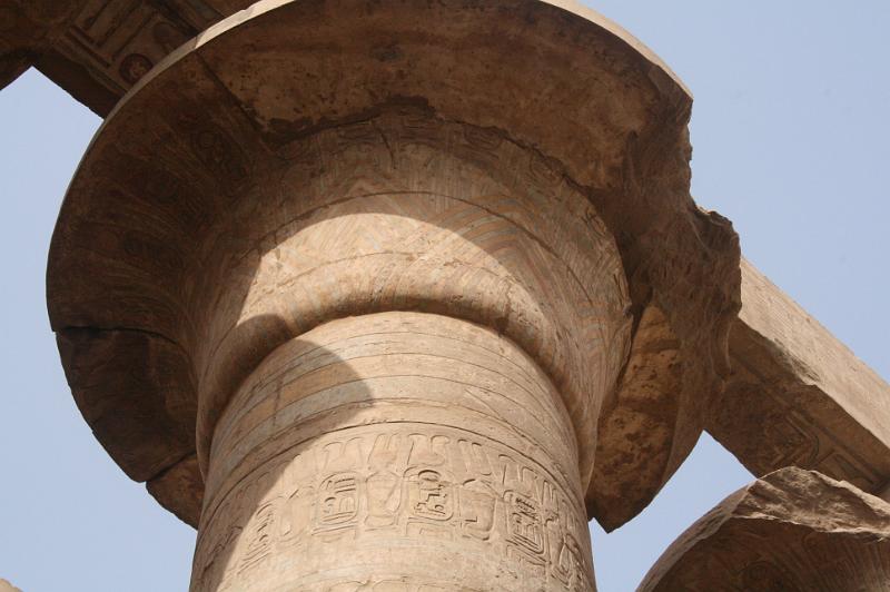 eg07_042909300_j.jpg - Colors on the columns