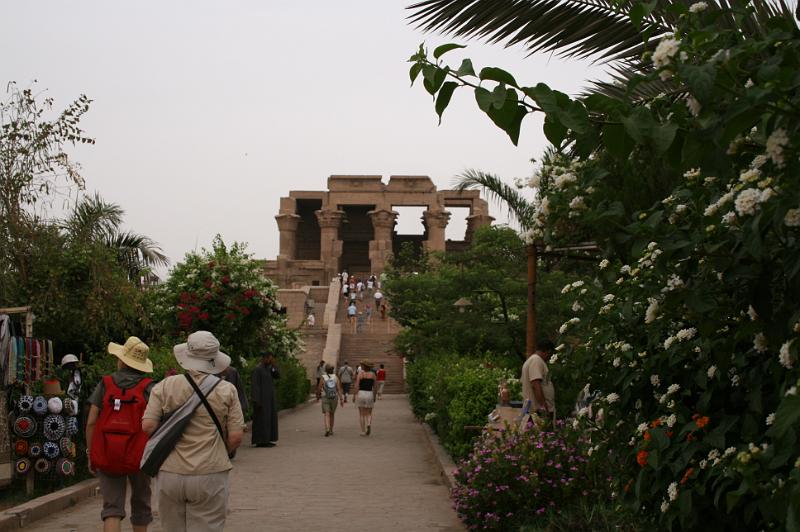 eg07_043016030_j.jpg - Walk up to the temple