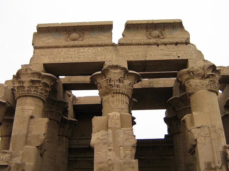 eg07_043016101_s_a.jpg - The temple entrance