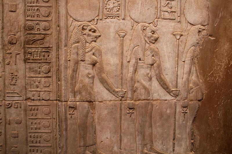 eg07_043016180_j_a.jpg - Lion-headed figures on reliefs