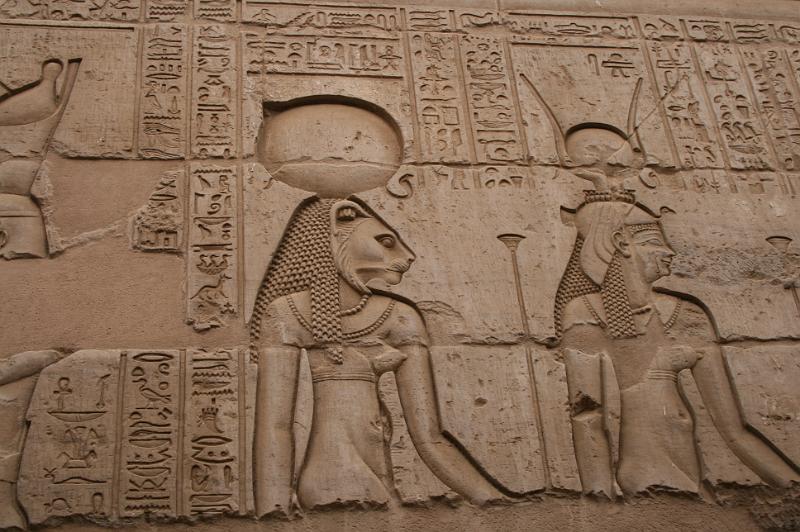 eg07_043016360_j.jpg - Lion-headed figure