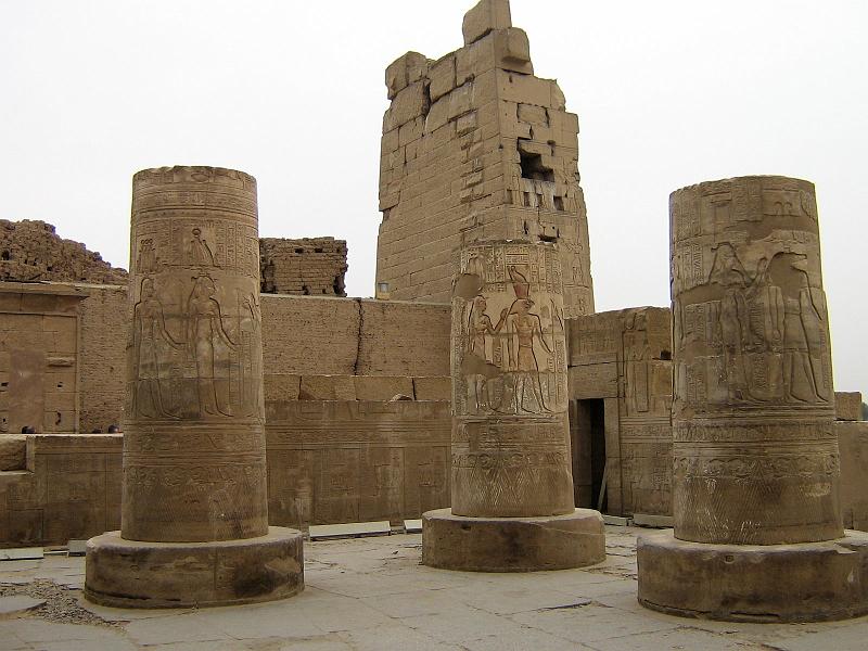 eg07_043017160_s_a.jpg - Painted columns