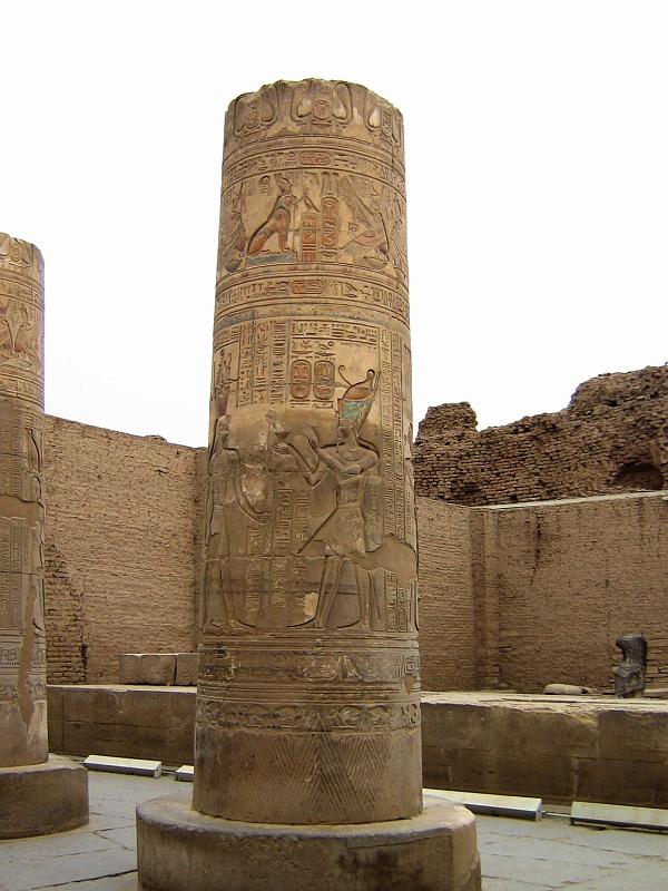eg07_043017170_s_r_b.jpg - Painted column