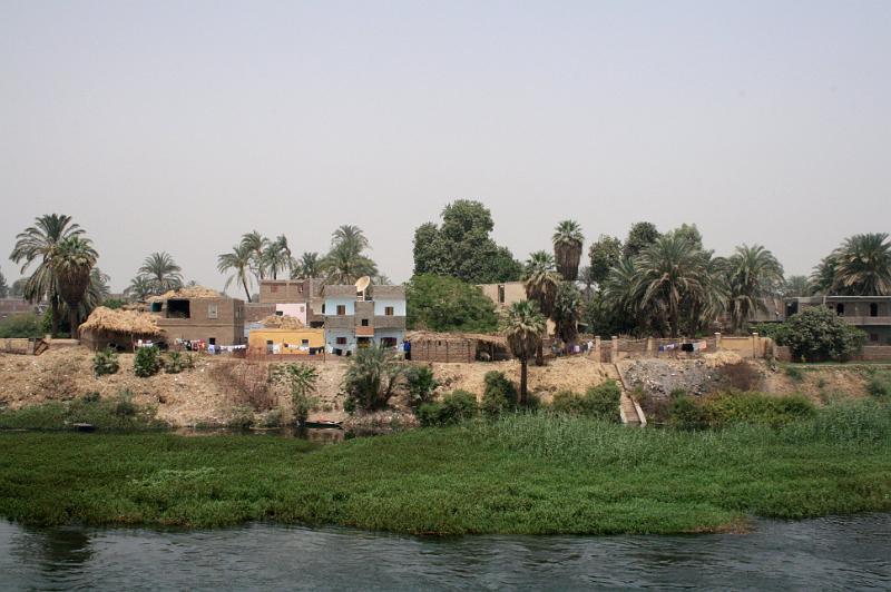 eg07_042911560_j_a.jpg - Painted houses of a Nubian village