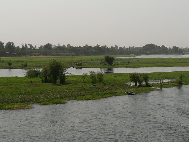 eg07_042915240_j.jpg - Along the Nile