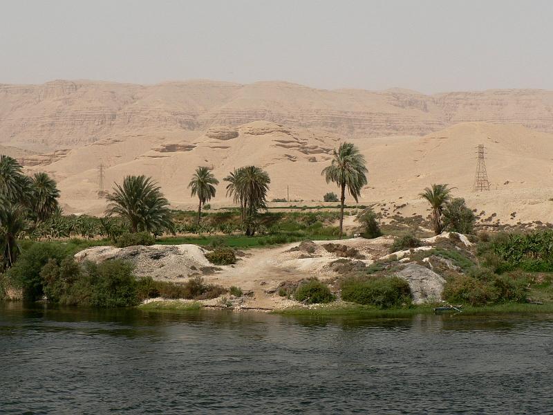 eg07_042915260_j_a.jpg - Cliff and river