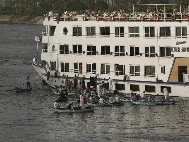 eg07_042917221_j.jpg - Sellers besieging the boats